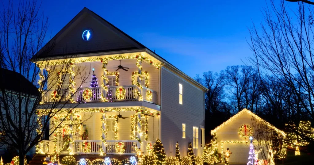 One of the most notable holiday lighting trends 2025 is the rise of smart lighting systems. Homeowners are increasingly integrating Wi-Fi-enabled lights and app-controlled setups. These systems allow you to schedule lights, change colors, and sync with music right from your smartphone. Not only does this add convenience, but it also makes your display more dynamic and interactive.